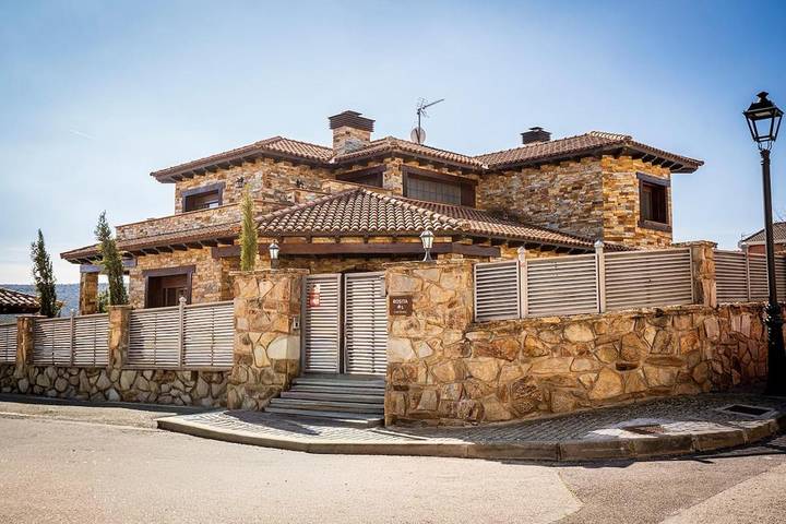 Casa rural para 14 personas, con Balcón y Terraza además de Jardín y Piscina en Pedrezuela
