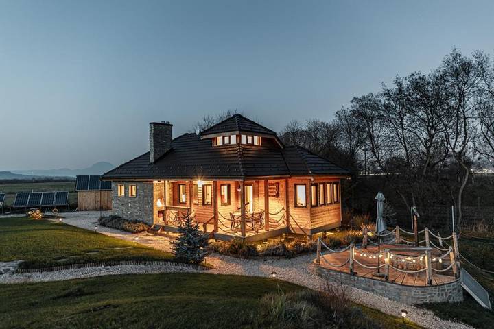 Ferienhaus für 6 Personen, mit Terrasse und Whirlpool sowie Garten und Seeblick in Kronstadt