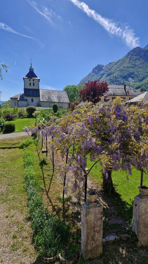 Location de vacances pour 9 personnes, avec Terrasse et Jardin ainsi que Piscine et Vue dans Cléry - 2
