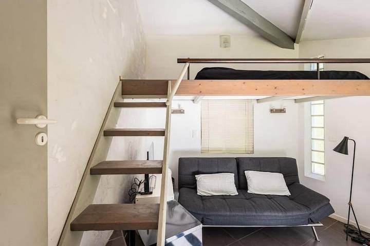 Gîte pour 2 personnes, avec vue ainsi que piscine et jardin, animaux acceptés à La Bouilladisse - 4