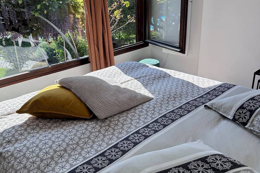 Chambre et salon dans maison en pierre in Morêtel-de-Mailles, Crêts-en-Belledonne