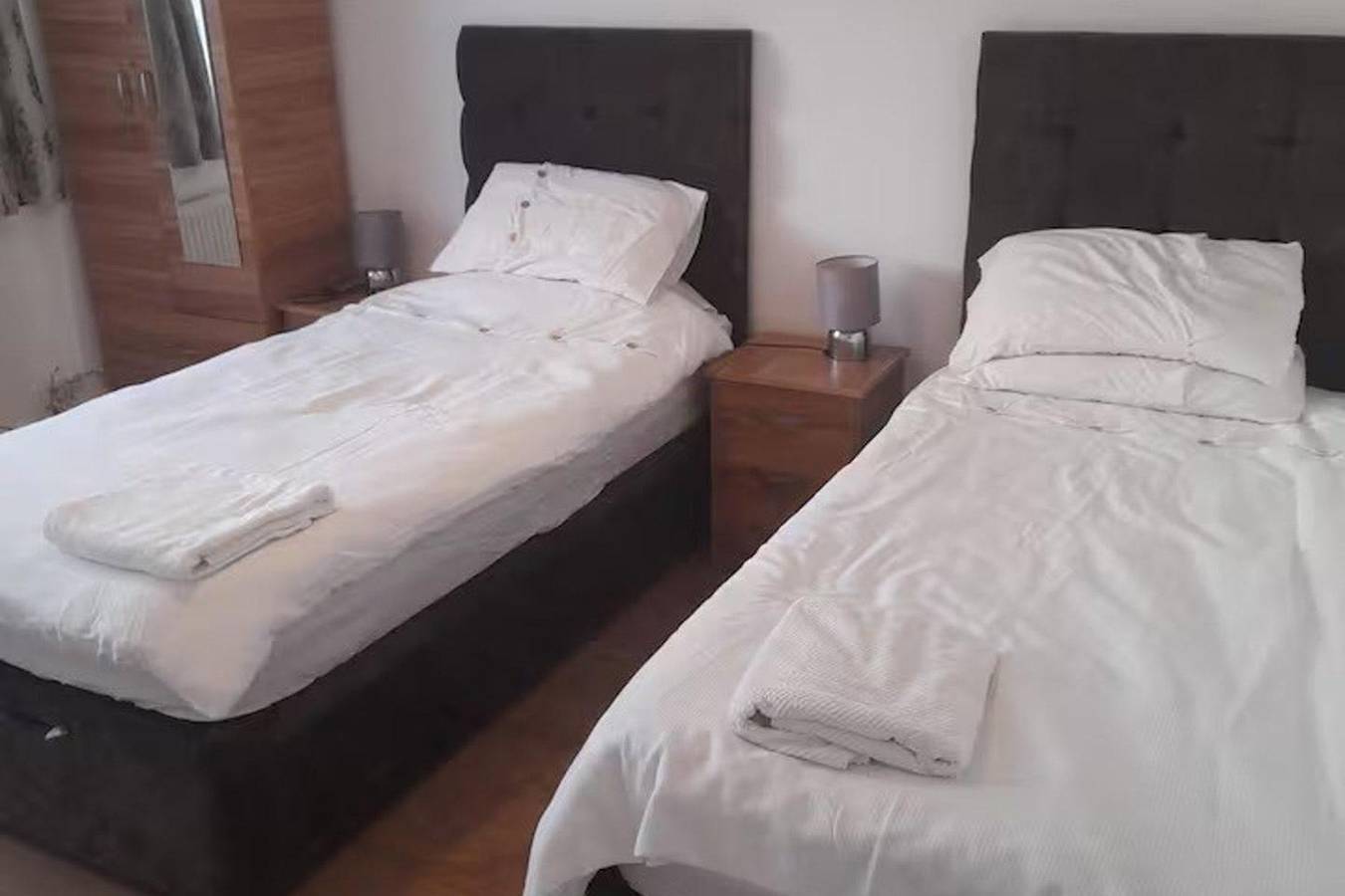 Family- Near Lcy Airport- Sleeps 6- Parking- Wi-Fi in Barking and Dagenham, London