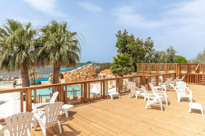 Camping pour 4 personnes, avec jardin et bassin pour enfant ainsi que terrasse et piscine, animaux acceptés à Le Barcarès - 3