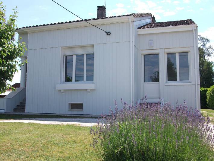 Gîte pour 4 personnes, avec jardin ainsi que piscine et terrasse