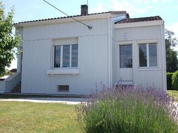 Gîte pour 4 personnes, avec terrasse ainsi que piscine et jardin à Eymet
