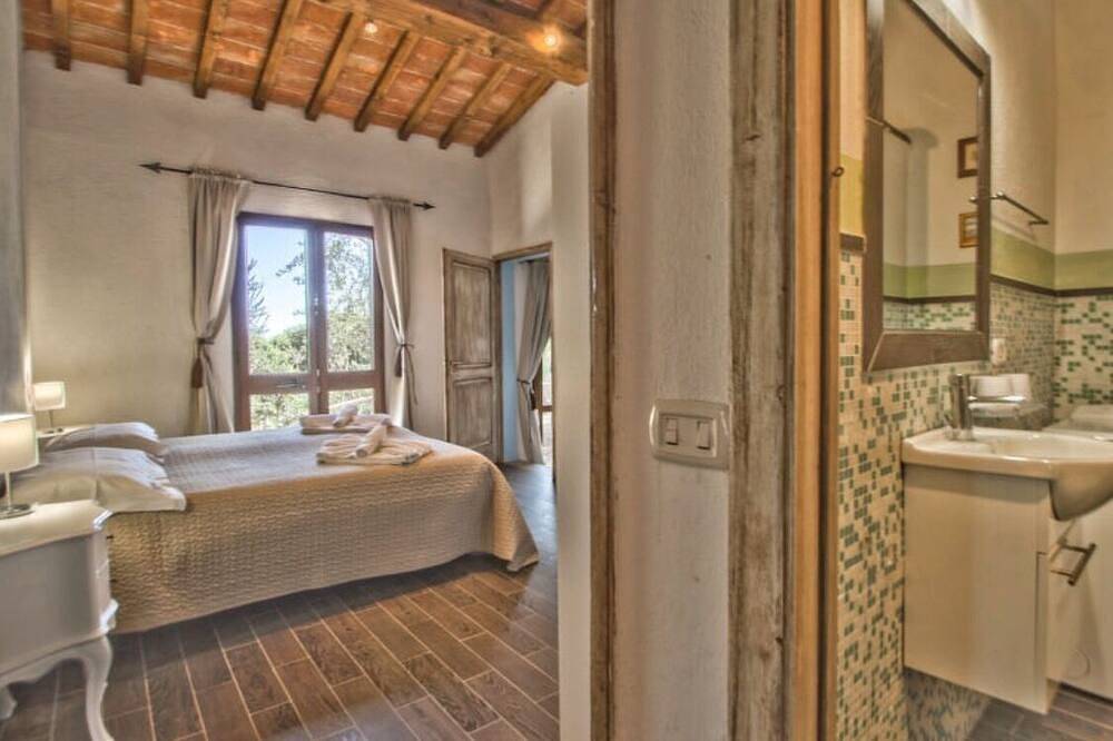 Detached villa with private pool and garden in Castellina in Chianti, Chianti