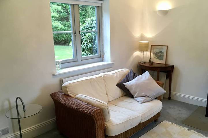 Apartamento entero, Anexo autocontenido dentro de 7 acres para 2 o 3 personas; largo o corto plazo in Warnham, Sussex Occidental