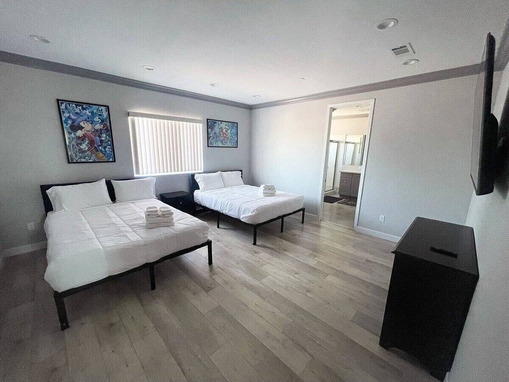 New 2022 5-Bedrooms w/9 Queen Beds Near Disneyland in Westminster, Orange County