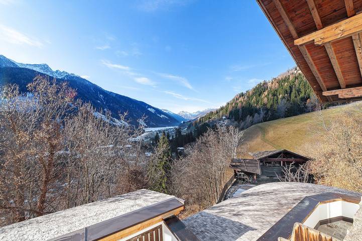 Gasthof Kirchsteiger 'Zimmer 8' with Lake View, Shared Terrace and Wi-Fi in Santa Valburga d'Ultimo, Ulten