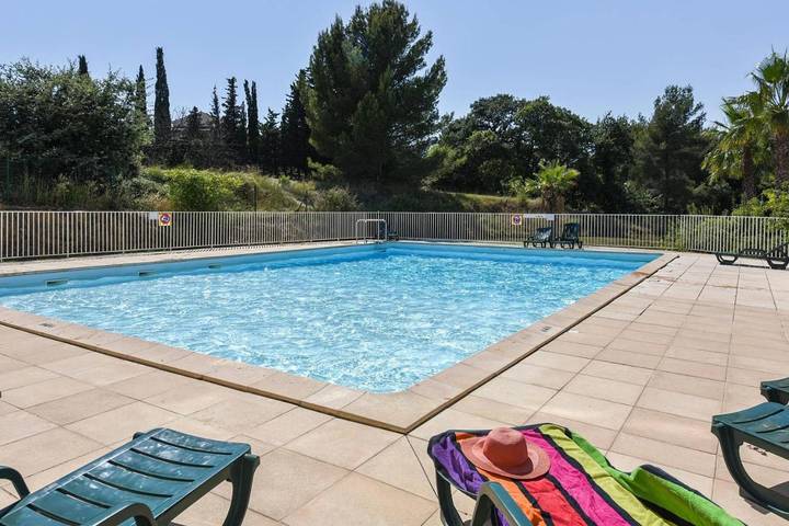 Appart’hôtel pour 2 personnes, avec piscine et jardin ainsi que terrasse et sauna