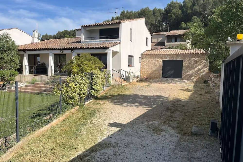 Maison au calme, avec jardin et piscine à 15 min d'Aix en Provence. in Gardanne, Côte méditerranéenne (France)