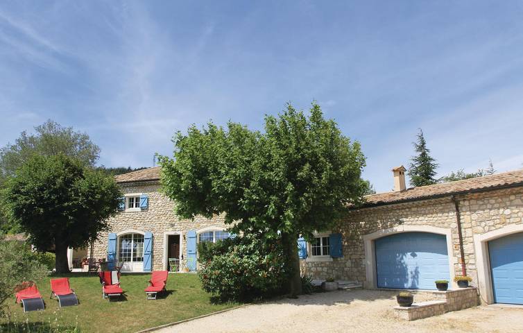 Location de vacances pour 8 personnes, avec terrasse ainsi que piscine et jardin à Malataverne - 3