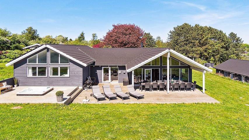 Ferieudlejning for 19 personer, med terrasse og sauna såvel som jacuzzi og pool, husdyr tilladt i Vejby