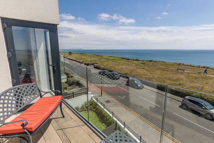 Entire apartment, Beachcliff - On the Seafront with Two Balconies in Bournemouth, South West England