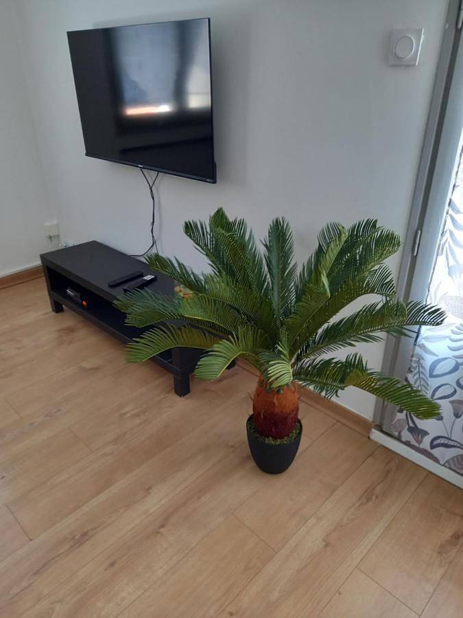 Appartement entier, Apartment with Terrace in Montélimar, Région de nyons