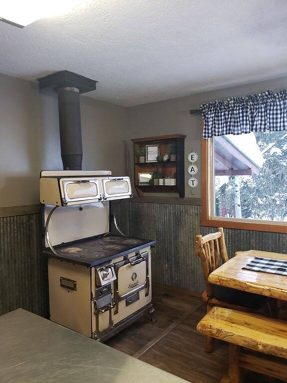 Log cabin for 13 people, with yard in Island Park