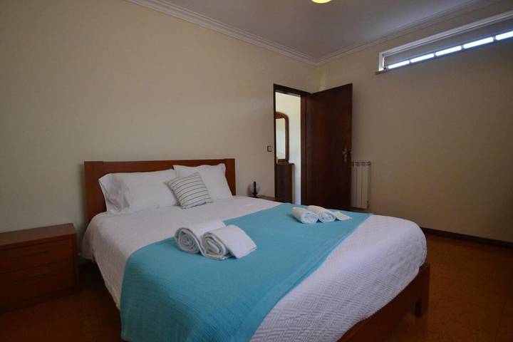 Location de vacances pour 6 personnes, avec vue ainsi que jardin et piscine dans Freixo - 3