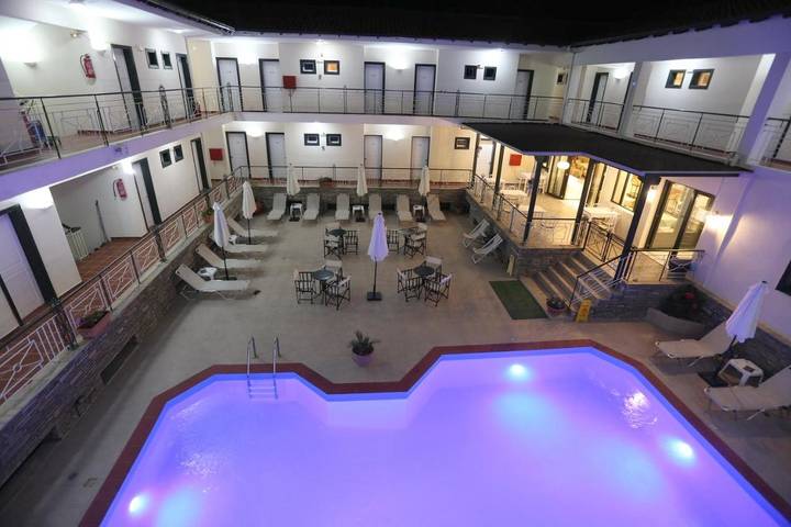 Hôtel, avec Balcon et Terrasse ainsi que Jardin et Piscine