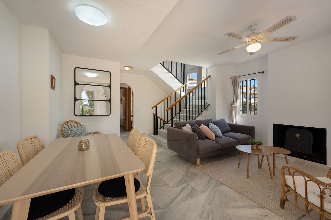 Maison de vacances « Beachside Townhouse – 8 couchages » avec vue mer, Wi-Fi et climatisation in Las Chapas, Marbella