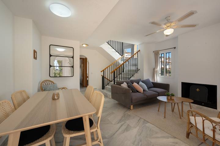 Ferienhaus 'Beachside Townhouse – für 8 Personen' mit Meerblick, WLAN und Klimaanlage in Las Chapas, Marbella