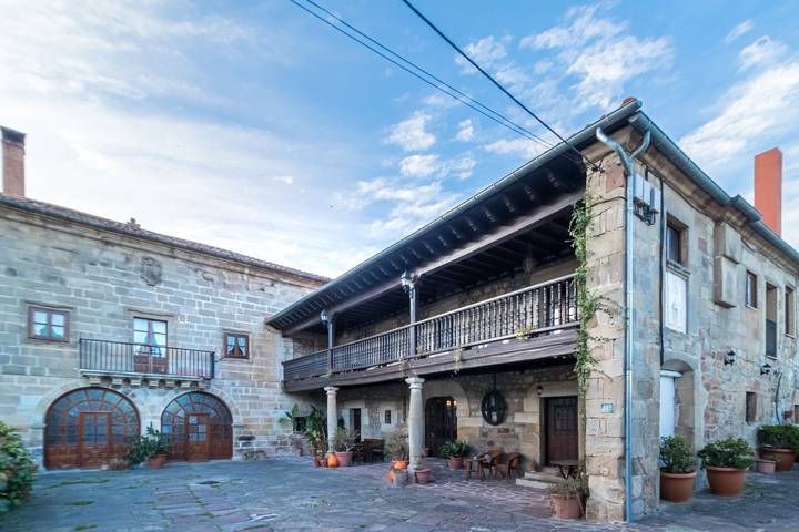 Landhuis 'Casa Velarde Apto 1' met Uitzicht op de Bergen, Privétuin en Wi-Fi in Viernoles, Torrelavega