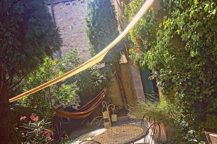 Location de vacances pour 8 personnes, avec jacuzzi et jardin à Salles-sous-Bois