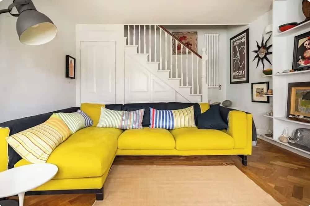 Cosy Family-Friendly 3Br 2Ba London House +King Bed, 1-3min Walk to Tube+Bus in Lambeth, London
