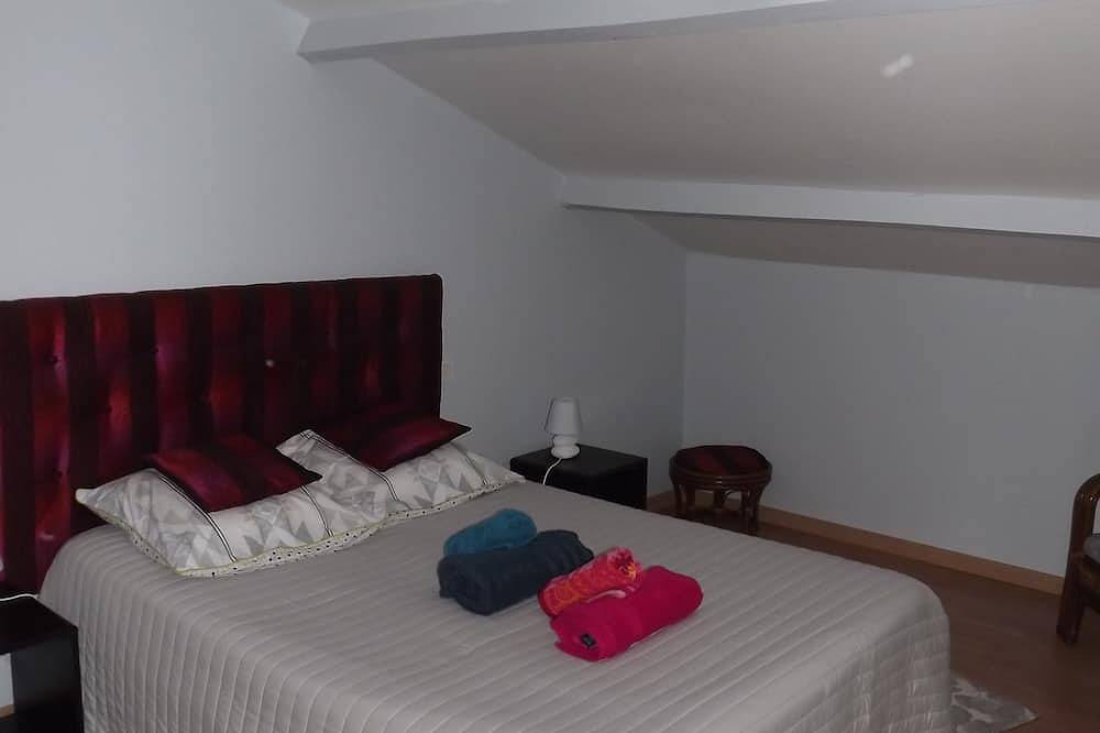Gite La Baraque jusqu'à  6 personnes 12270 Najac  Occitanie France in Najac, Aveyron