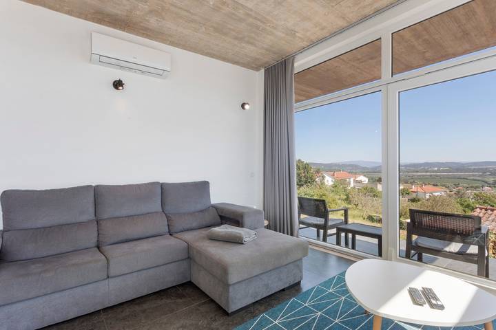 Apartamento entero, Apartamento 'Colina Do Sol 1' con vistas a la montaña, Wi-Fi y aire acondicionado in Amoreira, Leiria District