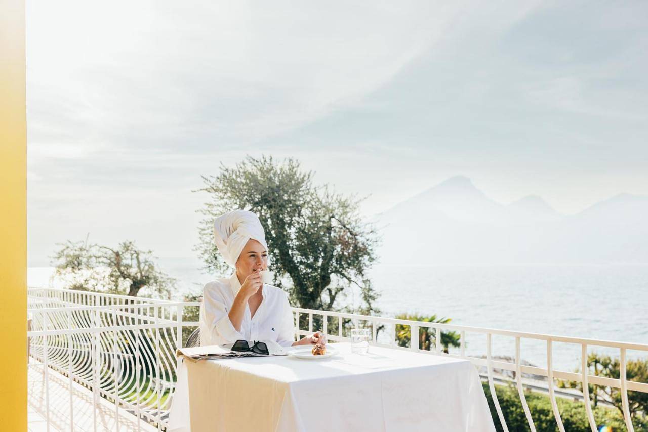 Hotel Orione - Lake Front Hotel in Castelletto di Brenzone, Brenzone