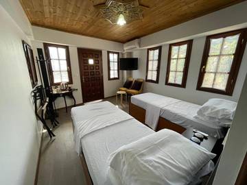 Maison d’hôte pour 2 personnes, avec balcon ainsi que vue et jardin dans Gjirokastër