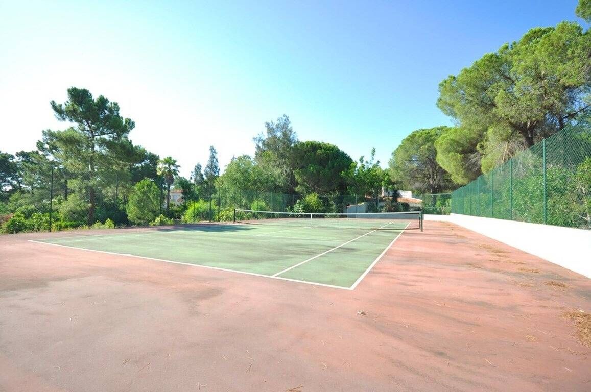 Fantástica zona al aire libre, piscina privada, pista de tenis y campo de prácticas de golf. in Almancil, Ria Formosa
