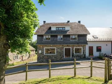 Gîte pour 10 personnes, avec terrasse à Amblève
