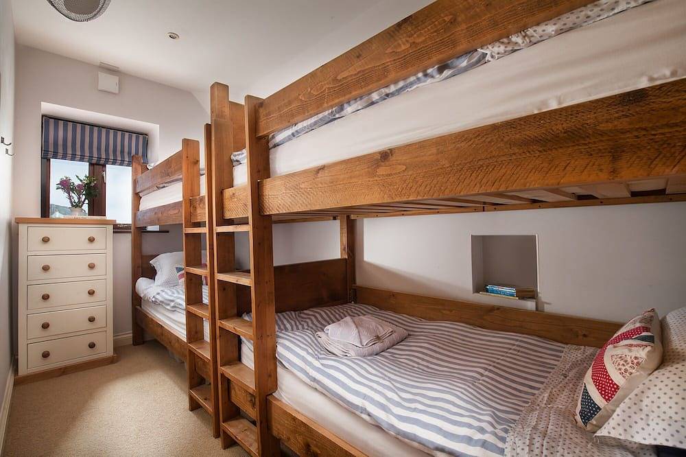 Luxury  Beach House Rental with Hot Tub, 30 meters to Beach in Cornwall