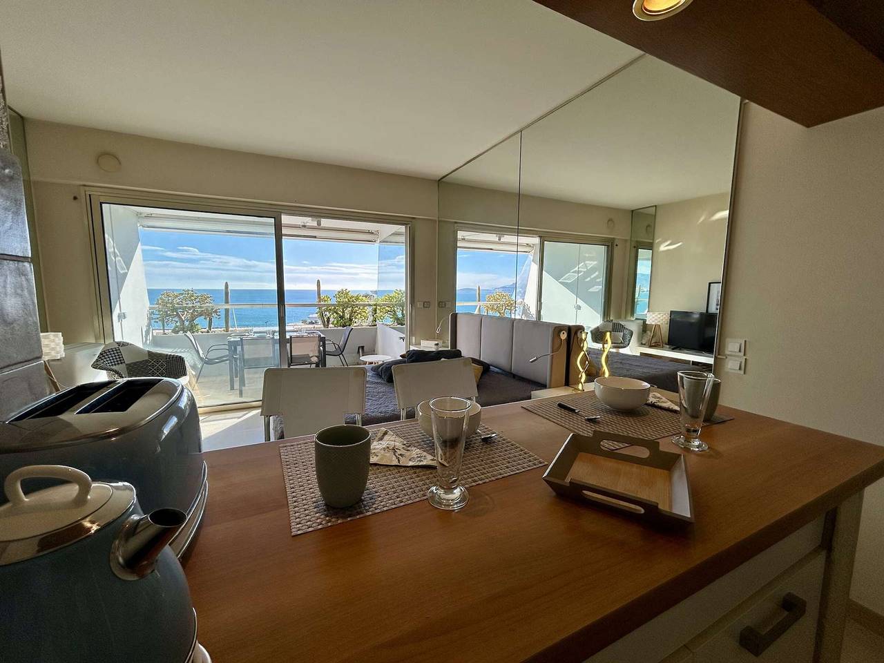 Entire apartment, Stunning studio with sea view - 2 guests in Villeneuve-Loubet Plage, Villeneuve-Loubet