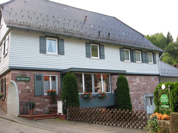 Apartamento entero, Apartamento Grüner Salon con Wi-Fi cerca del centro in Bad Herrenalb, Northern Black Forest