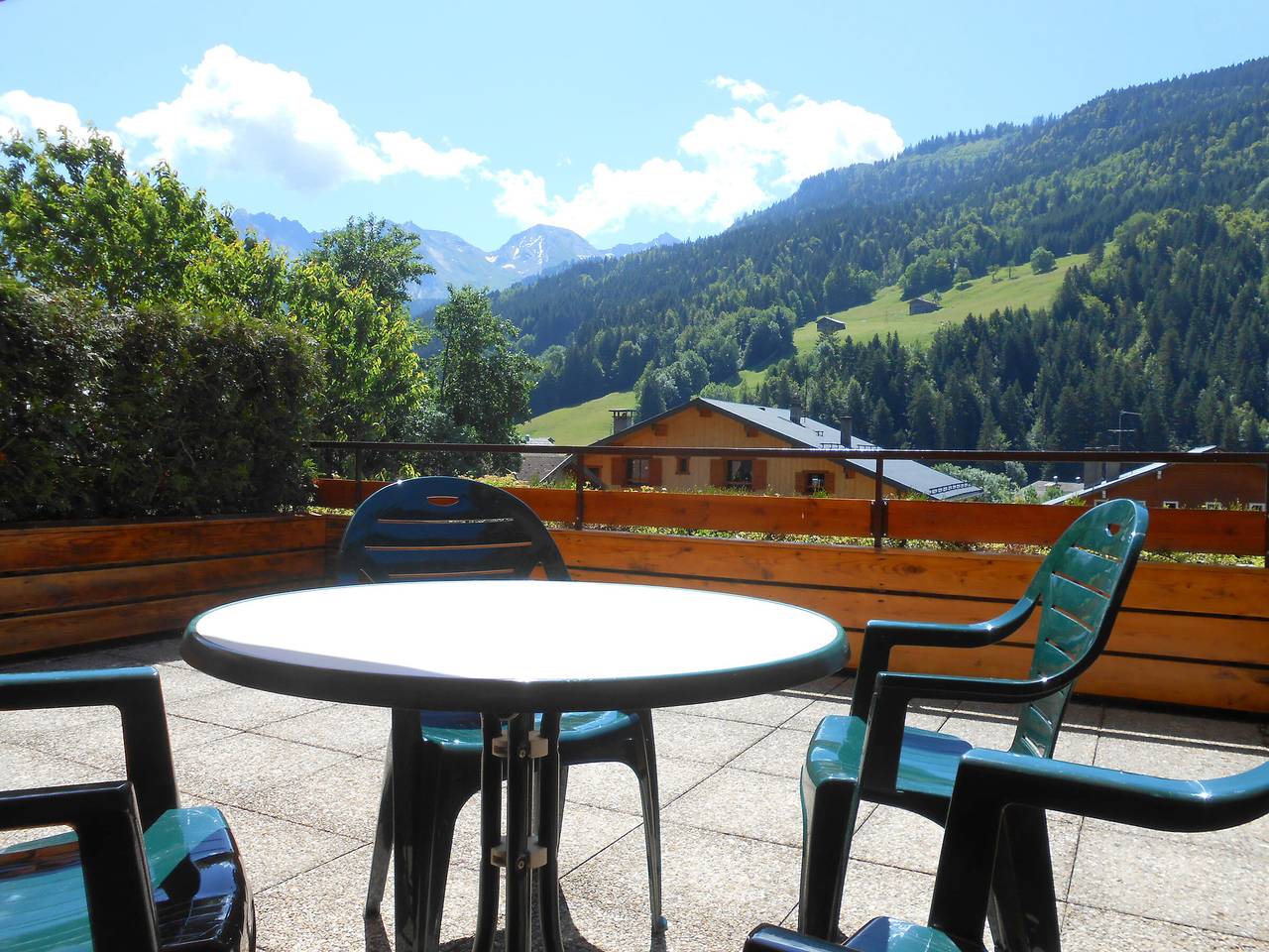 Apartamento entero, Estudio acogedor con terraza y vista a las montañas, cerca de pistas y pueblo in Le Grand-Bornand, Región de Annecy