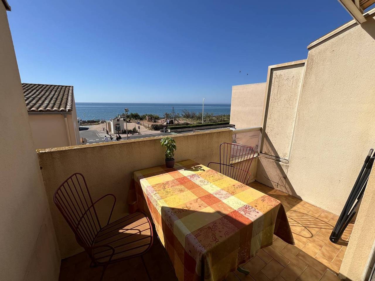 Apartamento vacacional entero, Studio with mezzanine for 2/3 people, Airco, balcony view of the sea, 50m from the beach of Portiragnes plage in Portiragnes Plage, Portiragnes