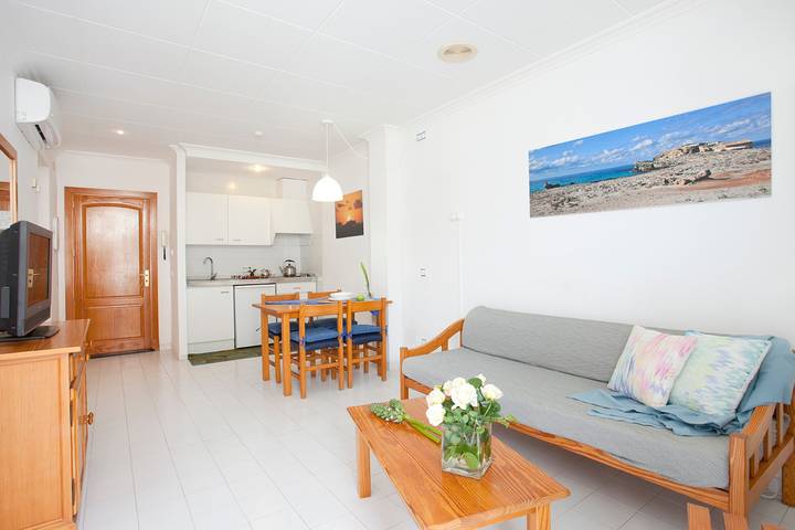 Ganze Wohnung, Ferienwohnung 'Apartamento Estándar' mit Balkon, Wlan und Klimaanlage in Playa d'es Port, Ses Salines