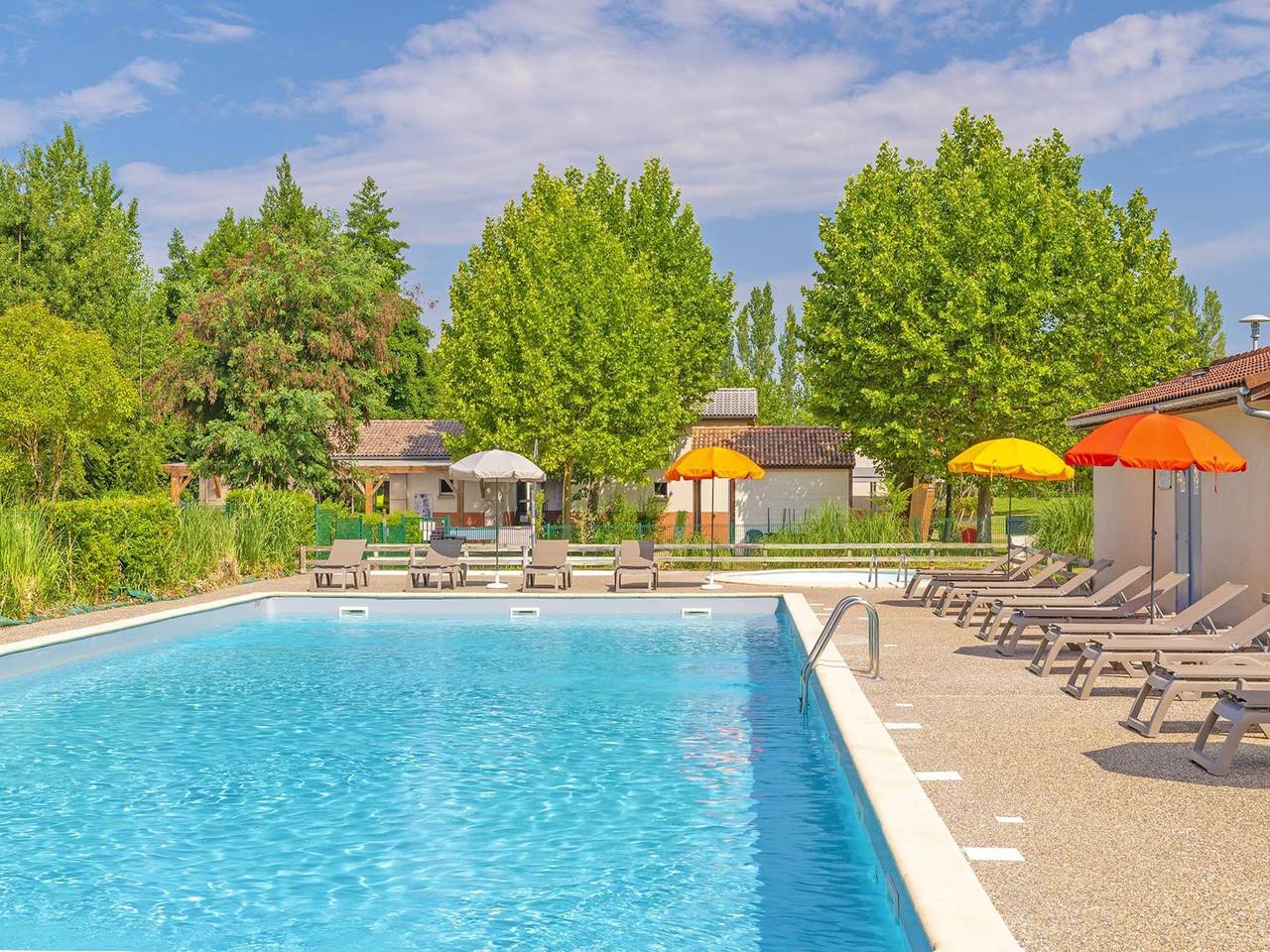 Riverside cabin for 4-guests in Castelmoron-sur-Lot, Marmande region