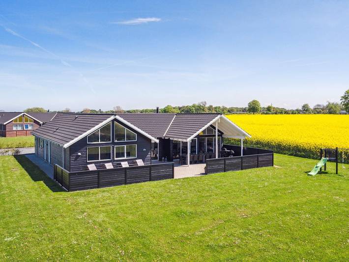 Ferieudlejning for 16 personer, med Terrasse og Pool samt Sauna i Bogense