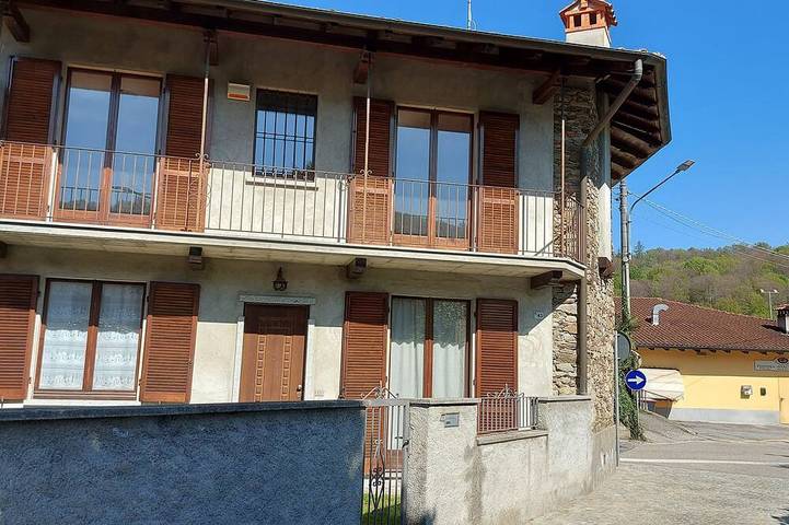 Location de vacances pour 5 personnes, avec balcon et jardin à Brovello-Carpugnino
