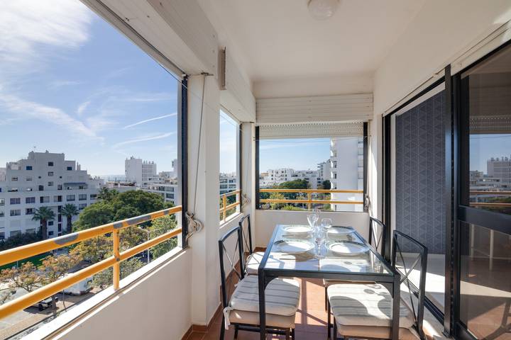 Entire apartment, Apartment 'Mar Azul' with sea view, balcony and Wi-Fi in Quarteira, Faro District