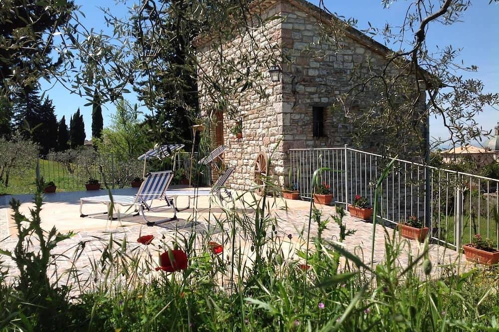 Entire apartment, Ancient medieval tower a few steps from the city center in Assisi, Perugia Province