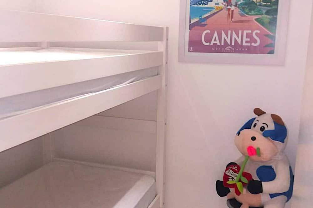 Hel leilighet, Cannes - Sea front apartment, beach front, pool, garden, internet, aircon in Cannes La Bocca, Cannes