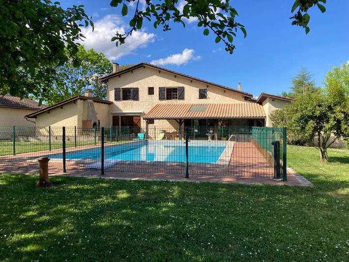 Location de vacances pour 8 personnes, avec jardin et piscine à Carignan-de-Bordeaux