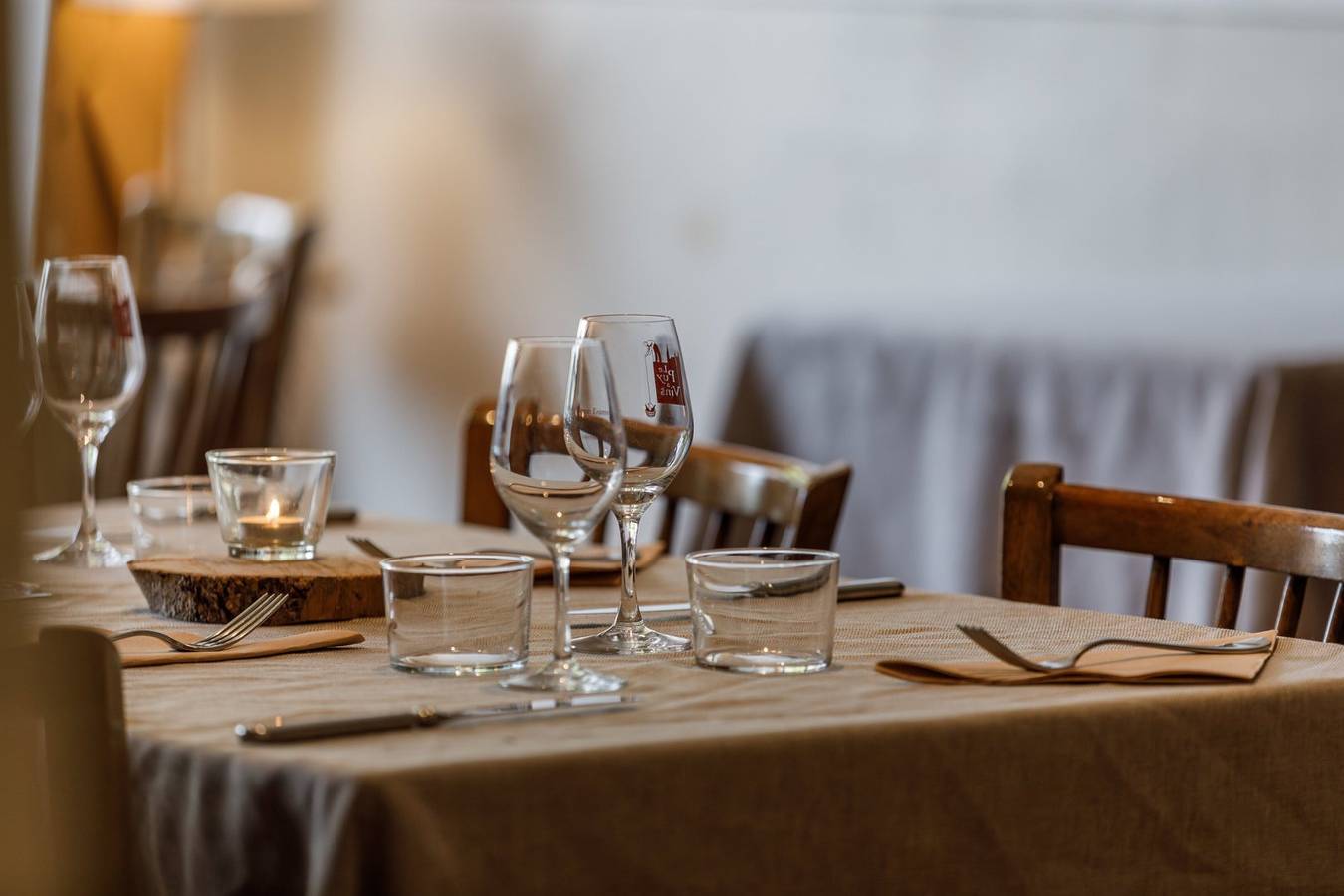 Chambres d'hôtes, ambiance auberge de village - Chambre Jaune-Palmiers in Le Puy-Notre-Dame, Vallée de la Loire
