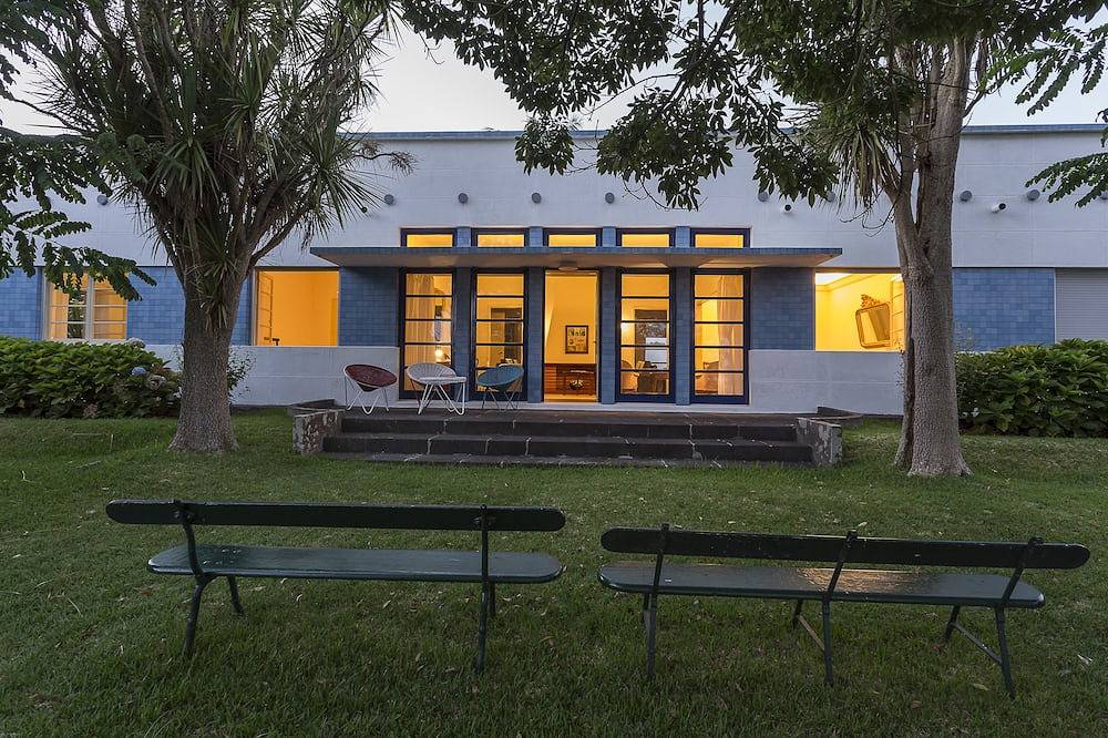 Family Villa in Charming Avenue - Ponta Delgada Center in São Miguel Island, Ponta Delgada
