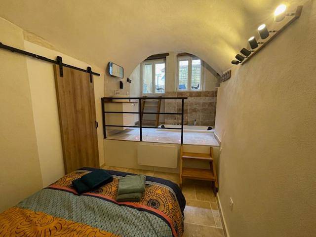 Gîte pour 2 personnes, avec jacuzzi ainsi que terrasse et jardin dans Théâtre antique d'Orange - 4