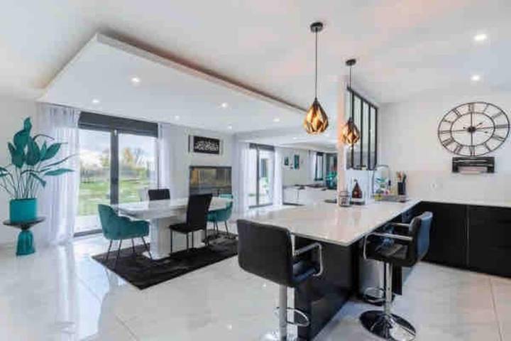Location de vacances pour 8 personnes, avec jardin ainsi que piscine et vue à Bassens - 2